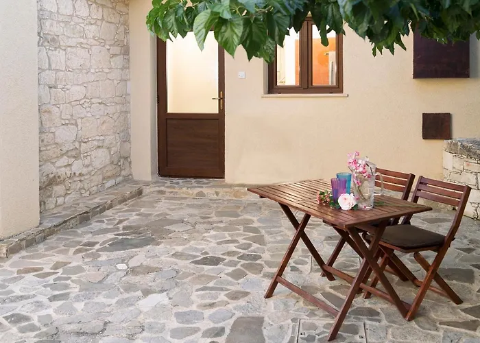 Case de vacanță Salamiou Stone House Paphos